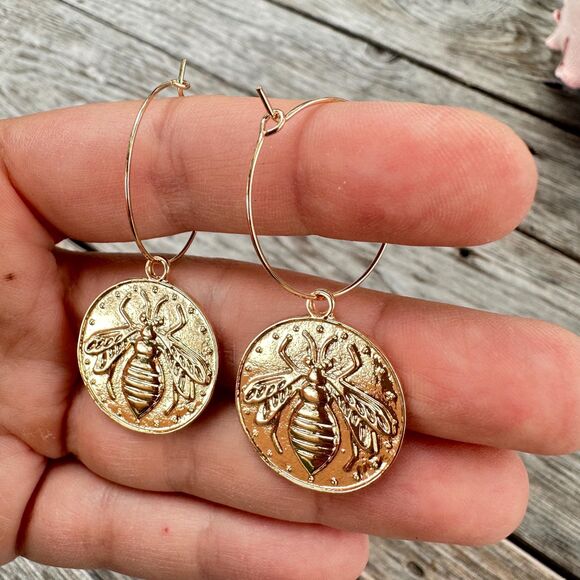 Vintage Jewelry Bee Earrings Gold Tone Bee Earrings Flying Insect Earrings - Picture 1 of 2